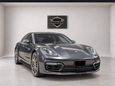 Dianteira 3/4, lado oposto do Porsche Panamera Sport Turismo no estúdio da Garage 665