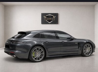 Traseira 3/4 do Porsche Panamera Sport Turismo no estúdio da Garage 665
