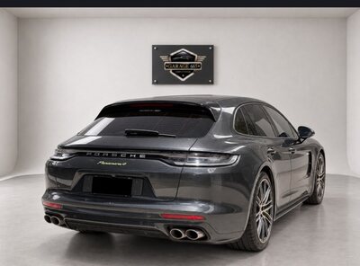 Traseira do Porsche Panamera Sport Turismo no estúdio da Garage 665