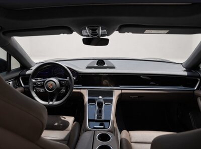 Painel e console do Porsche Panamera Sport Turismo no estúdio da Garage 665