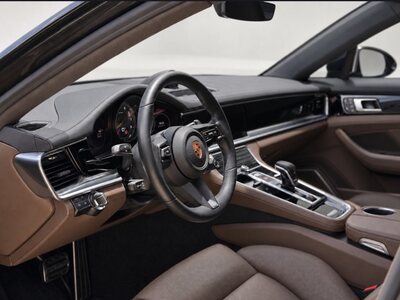 Interior, lado do motorista do Porsche Panamera Sport Turismo no estúdio da Garage 665